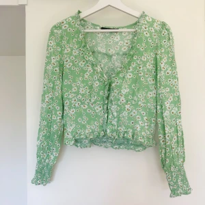Blommig blus - Grön och blommig blus från Bikbok. Använd cirka 10 gånger. Storlek S ☀️