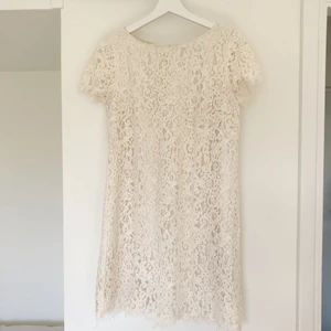Vit spetsklänning - Vit klänning från Zara. Storlek S. Använd cirka 5 gånger ☀️