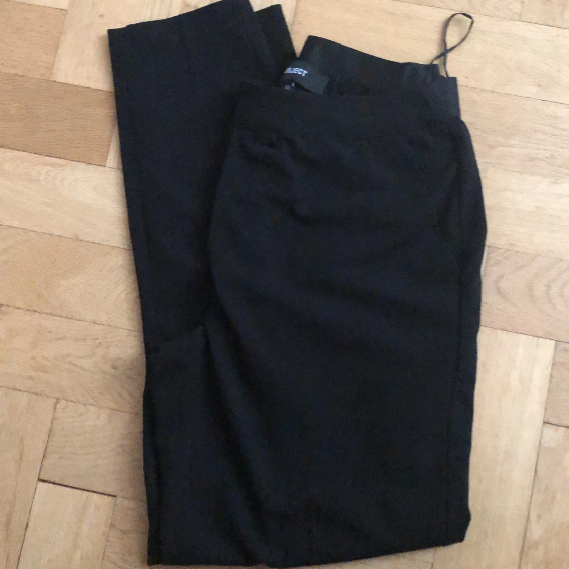 Svarta kostymliknade byxor