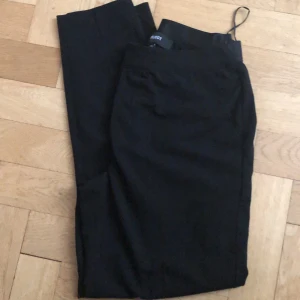 Svarta kostymliknade byxor - Svarta oanvända byxor från object. Fint skick. 