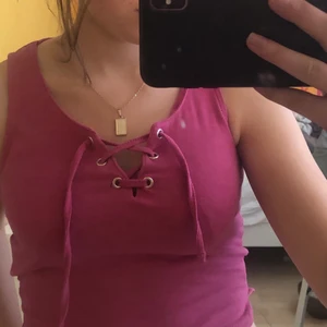 Crop top - Söt crop top med knytning i fram. Storlek XS men jag som en S kan ha den. Den är i en ganska stark, fin rosa färg. Perfekt nu till sommarn!