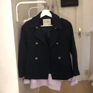 Marinblå kavaj  - Använd fåtal gånger, marinblå kavaj från Lindex i storlek 140