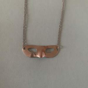 Kort halsband med en silver mask 