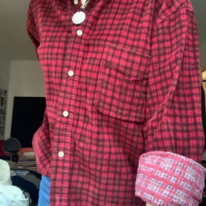 Röd skjorta - Röd skjorta, skönt matereal<3 köparen står för frakten