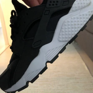 Nike Huarache  - Sprillans nya. Använda vid ett tillfälle. Små i storlek passar 36,5-37. Tillkommer fraktkostnad på 63 kr. Kan även mötas upp Farsta C dagtid på veckodagar. 