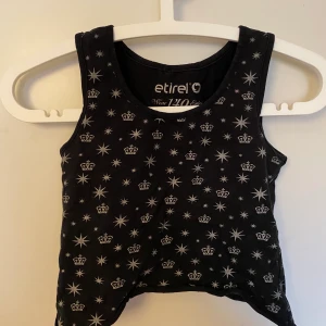 Svart urgulligt linne  - Säljer detta supergulliga linne (storlek 140 men funkar på mig som har m)  hör av dig om du är intresserad eller har frågor kram!💓💓