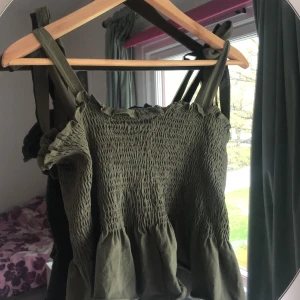 Jättefin sommar topp - Grön sommartorp! Använd endast fåtal gånger och har den även i svart! 🖤🧸 