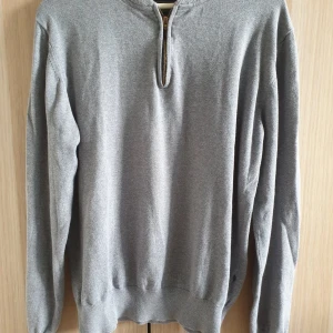 Riley tröja strl L - Säljer en snygg tröja från Riley i strl L jättebra skick kommer från djur- och rökfritt hem samfraktar  