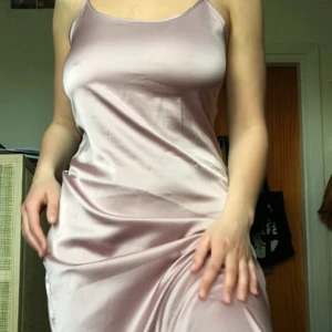Slip dress i ”silkes”-material - Superfin och smickrande ljusrosa klänning i satin-imitation. Använd 1-2 ggr! Strl S/M men sitter tight på mig som har en ganska stor byst. FRI FRAKT :)