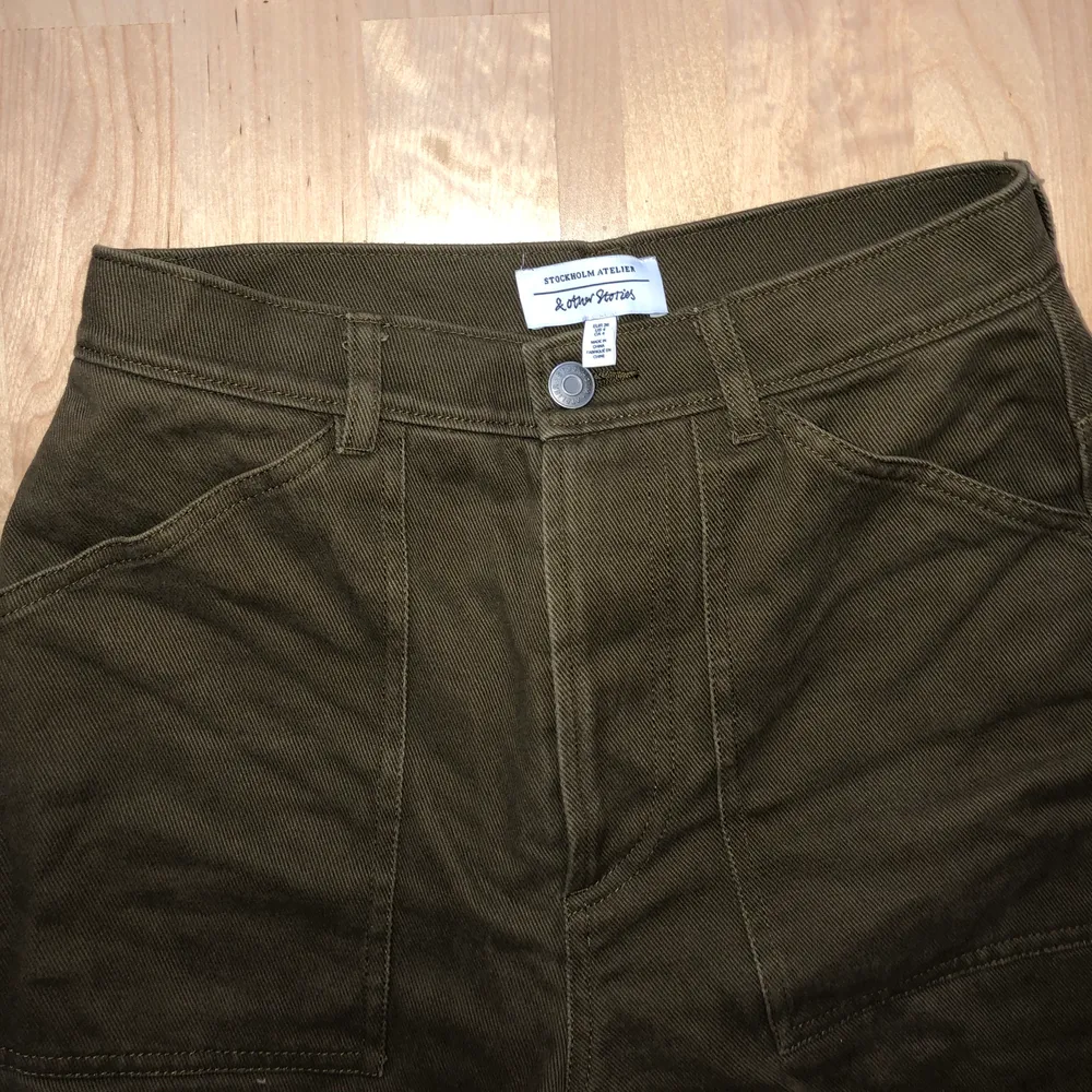 Feta militärgröna byxor som slutar vid fotknölen (jag är 169cm) Höjmidjade med stora fickor. Bra passform och inte slitna även om jag använt dem ganska mycket (från &otherstories). Jeans & Byxor.