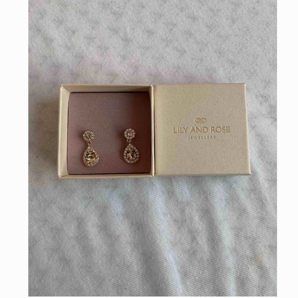 Petite Sofia earrings från Lily & Rose i färgen Light silk. Helt nya och aldrig använda, köpta för 349 men säljer för 220 inkl frakt #rose #lilyandrose #örhängen. Accessoarer.