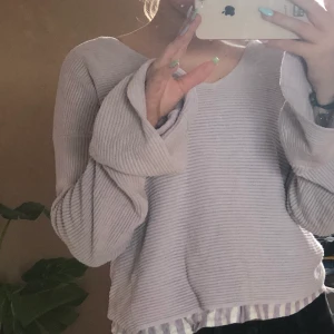 Ljuslila tröja👾 - En av mina favoriter, köpt på bikbok. Tröjan har några små fläckar på vänster arm💖