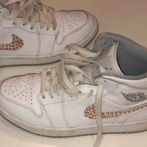  - Vita Jordan 1s. De rosa diamanterna har jag satt på själv och går att ta bort utan att de lämnar märken! (Kan ta bort innan köp) Ingen låda :) jag har 39-40 och kan använda dem! 