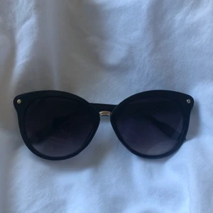 Solglasögon  - Solglasögon tror dom är köpta på glitter, aldrig använda. Säljs pga att dom aldrig kom till användning.