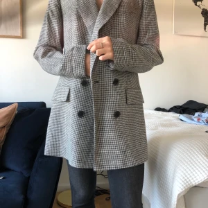 Kavaj från Zara - Vit och svart-rutig kavaj från zara i storlek M. Sparsamt använd! Kan hämtas i Lund/Malmö annars tillkommer frakt. 