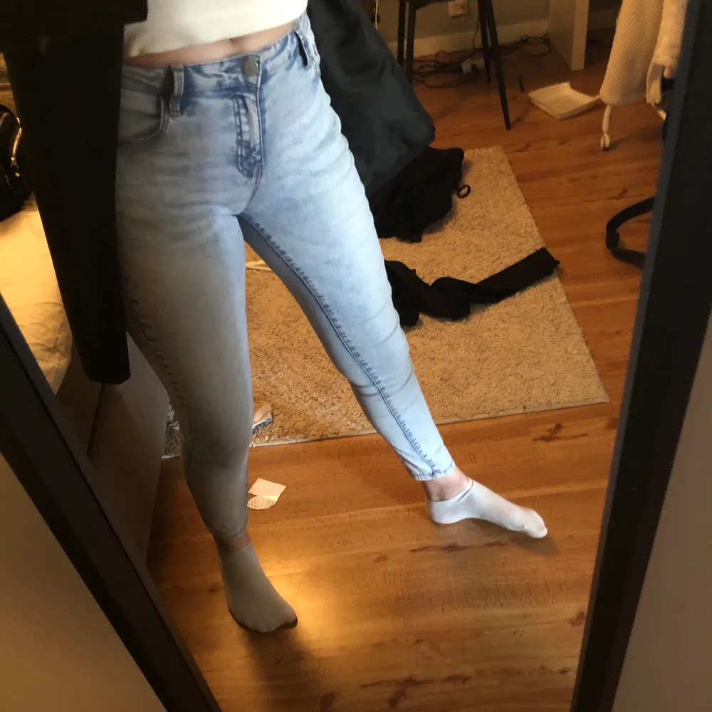 Säljer ett par nya jeans,storlek 38. Säljer för dom inte satt bra på mig. Frakt tillkommer 💞💞. Jeans & Byxor.