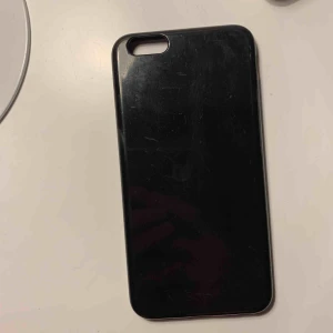  - Svart iphone 6 skal, använts lite men annars fungerar det perfekt