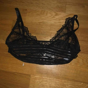  - superfin bralette från Bohoo. aldrig använd endast testad. inköpt för 150kr.