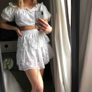  - Säljer detta fina setet från Linn Alhborgs kollektion hos NA-KD. Har aldrig använt då jag är 172cm lång och kjolen är lite för kort för min smak. Köparen står för frakt. 