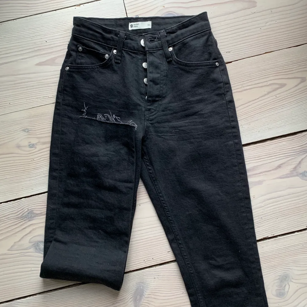 Svarta Mom jeans från Gina, storlek 34. Bra skick! Endast testade av mig men använda av nån annan. Köparen står för frakten💖. Jeans & Byxor.
