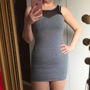  - Tajt men Stretchig klänning i bomull och mesh. Knappt använd.    Betala med swish!  Frakt 45 kr. Samfraktar om du köper något annat av mig. 