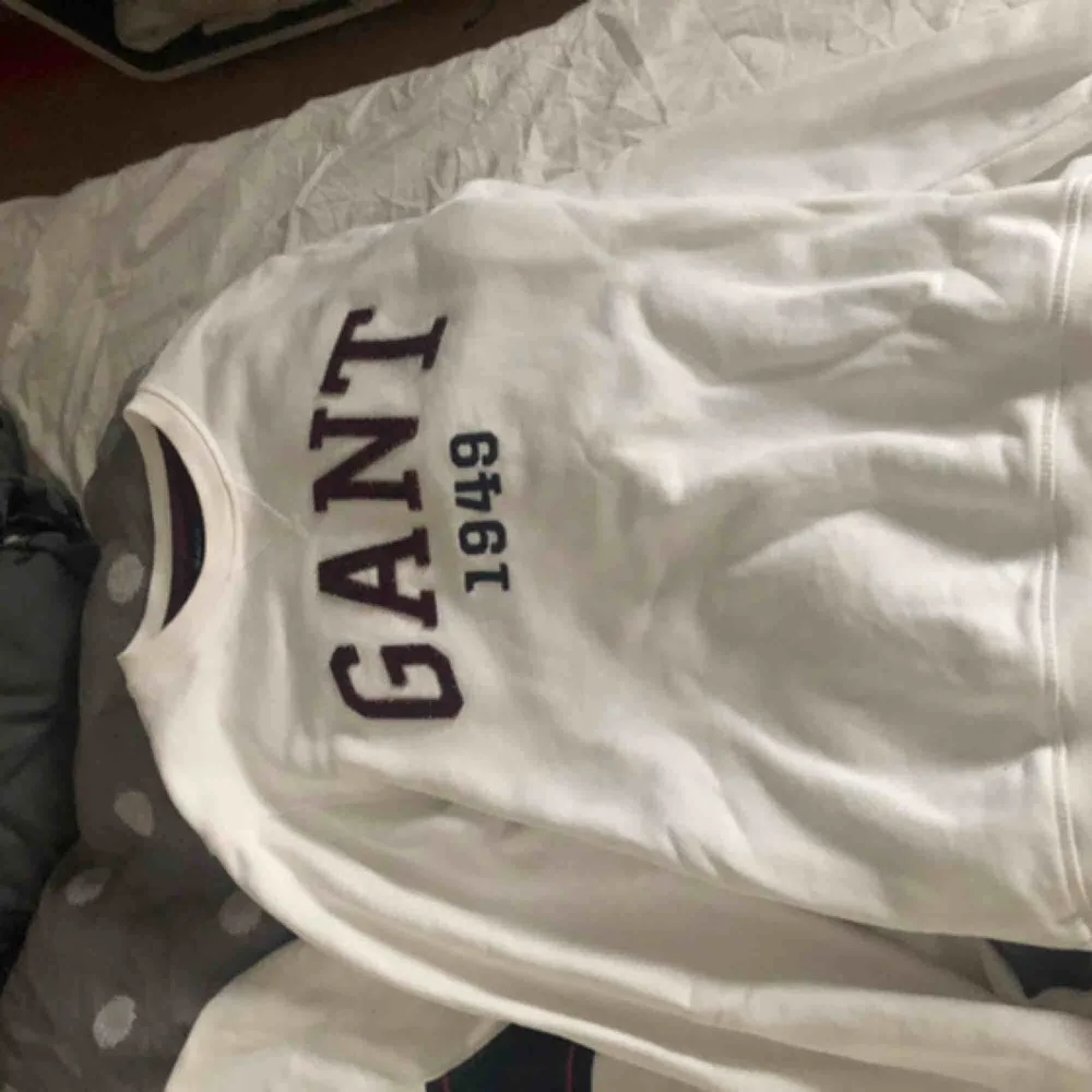 Säljer 3 st par Gant tröjor X-SMALL på alla 300kr styck Frakt ligger på 90kr Fint skick . Tröjor & Koftor.