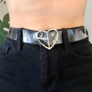  - Transparent PVC skärp med hjärtformat spänne. Passar XS-M. Frakt ingår i priset💞