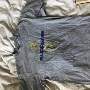  - Supreme Diamond tee från ss18! Har ett litet hår vid ena ärmen men går superlätt att sy ihop, har inte gjort det för att jag inte kan sy heh. Annars super skick 🌟🌟