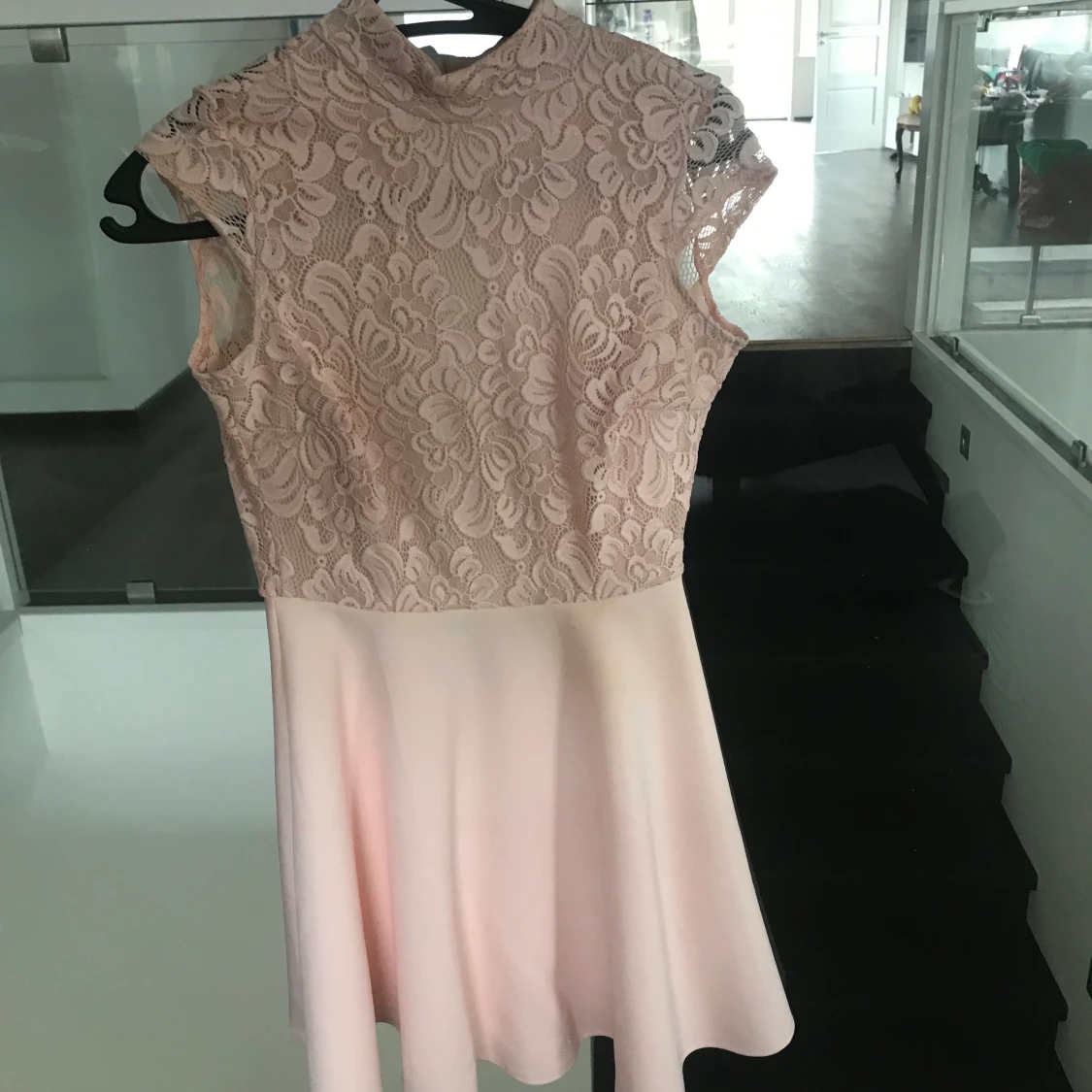 Klänning med öppen rygg 