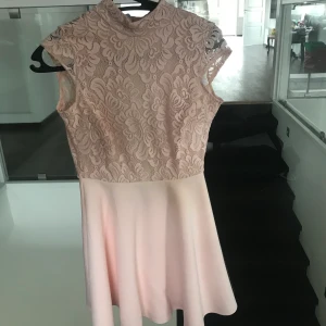 Klänning med öppen rygg  - Fin rosa klänning med spets, öppen i ryggen 