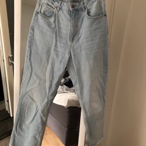 ZARA jeans - Så snygga jeans från Zara som är i väldigt bra skick men tyvärr för små för mig. Storlek 38.