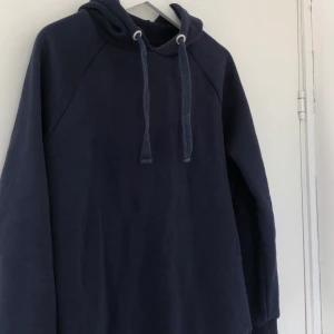 Hoodie - Mörkblå hoodie från ginatricot