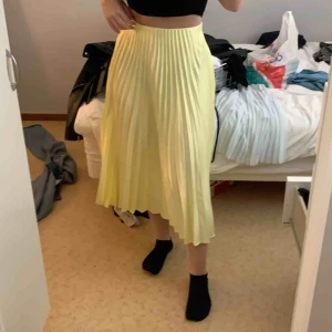  - Så fin plisserad kjol från Zara. Den är använd fåtal gånger. Skriv för fler bilder🥰