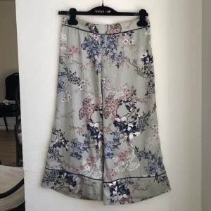 Lindex byxor strl S - Fina fladdriga pyjamasbyxor från märket Ella M (Lindex) i strl S! Använda kanske 4-5 ggr. Tyvärr blivit för stora på mig därav säljer jag de vidare😢 köparen står för frakten 