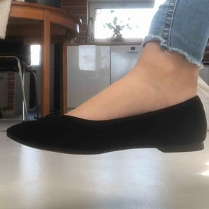  - Säljer dessa fina ballerina skorna😍 använda ca två gånger, mycket mycket bra skick❤️