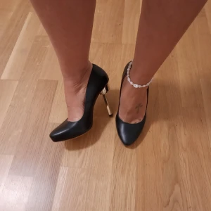 Pumps med speciell klack - Det tar lite emot men säljer dessa speciella super snygga skor från & other stories. Skinn, nypris 1495:-  jag har haft på mig dessa endast en gång inomhus. 