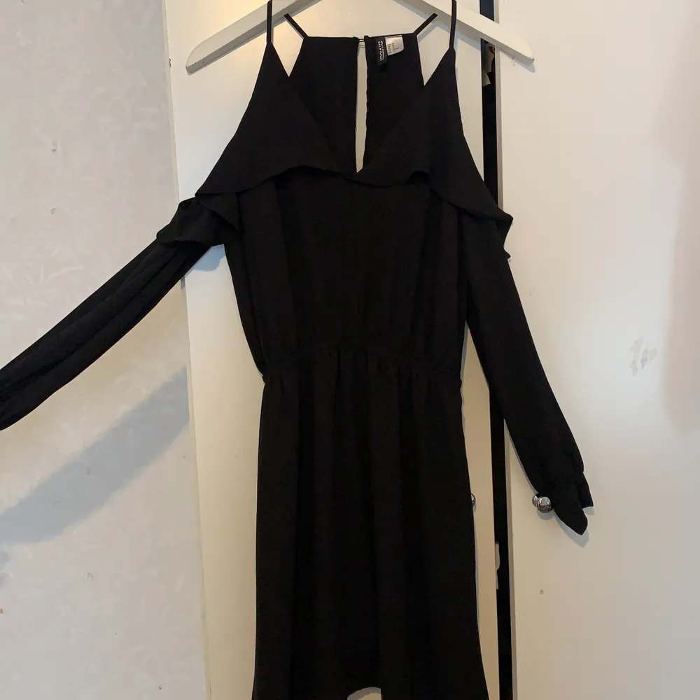 Väldigt fin klänning med volanger (kolla bild 3). Köpt för 400kr från h&m. Knappt använd.. Klänningar.