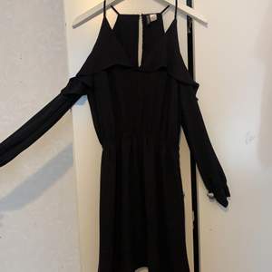 Väldigt fin klänning med volanger (kolla bild 3). Köpt för 400kr från h&m. Knappt använd.