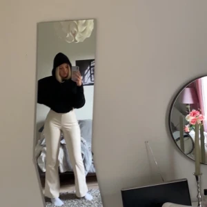 Utsvängda skinnbyxor  - Säljer dess skinnbyxor från Gina, slutsålda! Strl S, använda 2 gånger. Skriv för fler bilder!💞 ( bud på 180 nu)