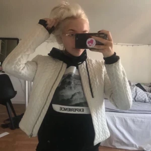 Jacka - Säljer denna vita jacka, den är lite nopprig men inget farligt 