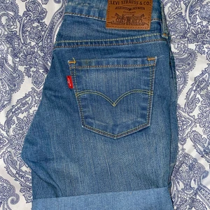 Levis shorts i 25/29 - Ett par riktigt fina Levis short. Säljes pågrund av att de inte passar. Har inte noterat några slitningar. Är i storlek 25x29. Frakt tillkommer.