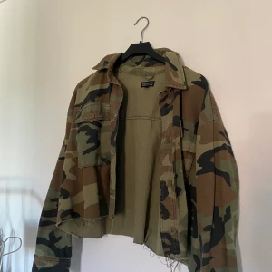 Cropped militärjacka strl M - Varit ett favoritplagg men passar inte min stil nu :) den sitter väldigt bra och är riktigt snygg, frakt tillkommer!