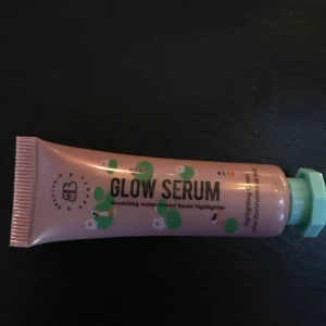 Glow serum - Highlighter Från glossybox! Endast testad. Säljs då jag inte vet hur jag ska använda den på ett bra sätt 🌼 superfin! Cruelty-free🦋