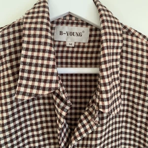 Snygg rutig skjorta! - Rutig brun skjorta som passar som både skjorta och som en tunn jacka! Köpare står för frakt.