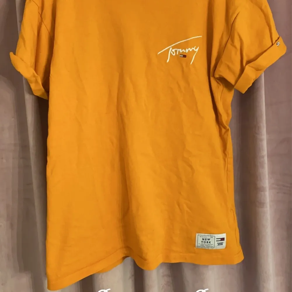 Orange Tommy hilfigertröja, . T-shirts.