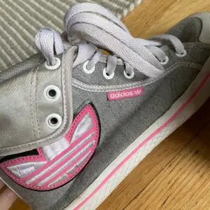 Coola och unika adidas skor i grått med rosa och vita detaljer! Väldigt bra skick ❤️