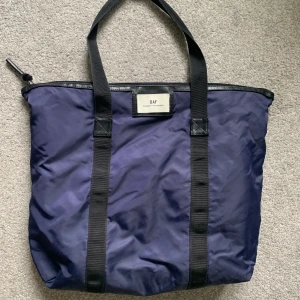 Day Birger et Mikkelsen weekend bag!  - Stor weekend väska! Väl använd men fortfarande i mycket gott skick! Bud från 150kr