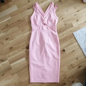 Baby rosa klänning  - Oanvänd superfin bubblegum rosa klänning, trög kedja🌺 Prislapp kvar, inköpt för 649kr