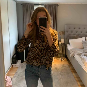  - En super fin leopard skjorta som tyvärr inte jag använder längre💕 men är i fint skick och är i storlek 32 som är XS skulle jag säga🥰 kunden står för frakten