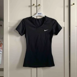  - Kortärmad träningströja från Nike 💞 Använd väldigt få gånger, jättefint skick! 💞 Frakt 33 kr